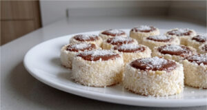 Kokos-Törtchen mit Schmalz: Zarte Schichtplätzchen mit feiner Creme und Schokolade Kokos-Törtchen mit Schmalz – zartes Schichtgebäck mit Creme und Schokolade