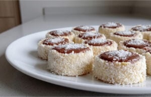 Kokos-Törtchen mit Schmalz: Zarte Schichtplätzchen mit feiner Creme und Schokolade Kokos-Törtchen mit Schmalz – zartes Schichtgebäck mit Creme und Schokolade