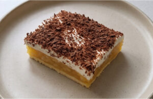 Königliches Apfeldessert mit Sahnecreme: Zarte Schichten, gekrönt mit geriebener Schokolade Königliches Apfeldessert mit Sahnecreme und geriebener Schokolade