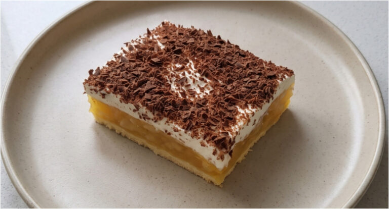 Königliches Apfeldessert mit Sahnecreme: Zarte Schichten, gekrönt mit geriebener Schokolade