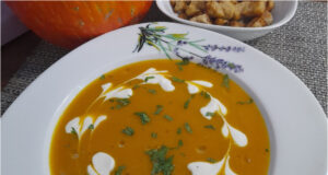 Kürbiscremesuppe mit Croutons: Fein, aromatisch und einfach zubereitet Kürbiscremesuppe mit Croutons auf einem Teller serviert