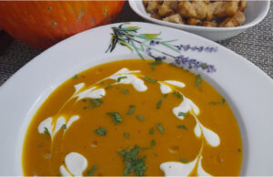 Kürbiscremesuppe mit Croutons: Fein, aromatisch und einfach zubereitet Kürbiscremesuppe mit Croutons auf einem Teller serviert