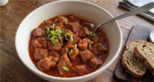 Langsam geschmorter Schweinenacken mit Bier und Honig: Zartes Fleisch mit glänzender Sauce Langsam geschmorter Schweinenacken mit Bier und Honig, serviert mit glänzender Sauce