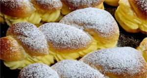 Luxuriöse Puddinggebäcke: Flaumiges Hefeteiggebäck mit zarter Vanillecreme Luxuriöse Puddinggebäcke auf einem Blech