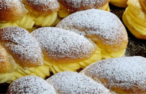 Luxuriöse Puddinggebäcke: Flaumiges Hefeteiggebäck mit zarter Vanillecreme Luxuriöse Puddinggebäcke auf einem Blech