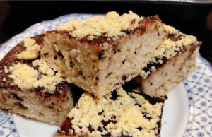 Margot-Blechkuchen ohne Wiegen: Saftiger Becherkuchen mit Schokoladenglasur Margot-Blechkuchen ohne Wiegen aufgeschnitten auf dem Blech