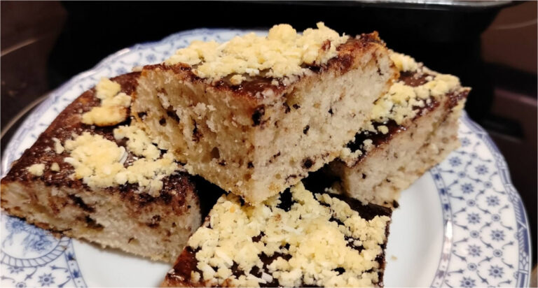 Margot-Blechkuchen ohne Wiegen: Saftiger Becherkuchen mit Schokoladenglasur