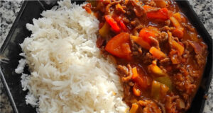 Mexikanisches Chili con Carne mit Basmati-Reis: Sättigendes One-Pot-Gericht Mexikanisches Chili con Carne mit Basmati-Reis serviert