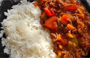 Mexikanisches Chili con Carne mit Basmati-Reis: Sättigendes One-Pot-Gericht Mexikanisches Chili con Carne mit Basmati-Reis serviert