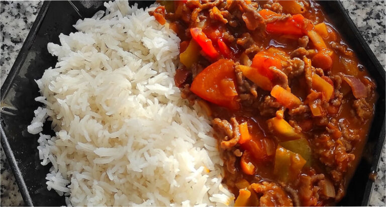 Mexikanisches Chili con Carne mit Basmati-Reis: Sättigendes One-Pot-Gericht