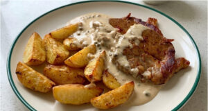 Nackensteak mit Pfeffersauce: Saftiges Fleisch und goldene Ofenkartoffeln Nackensteak mit Pfeffersauce, saftiges Fleisch und goldene Ofenkartoffeln