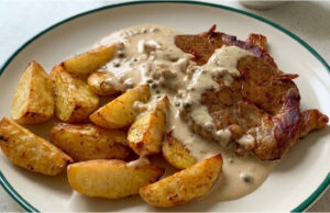 Nackensteak mit Pfeffersauce: Saftiges Fleisch und goldene Ofenkartoffeln Nackensteak mit Pfeffersauce, saftiges Fleisch und goldene Ofenkartoffeln
