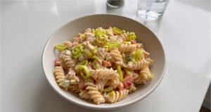 Nudelsalat mit Hähnchenfleisch: Sättigendes Mittagessen mit cremigem Dressing in 20 Minuten Nudelsalat mit Hähnchenfleisch und cremigem Dressing