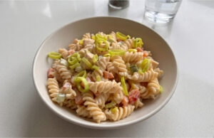 Nudelsalat mit Hähnchenfleisch: Sättigendes Mittagessen mit cremigem Dressing in 20 Minuten Nudelsalat mit Hähnchenfleisch und cremigem Dressing