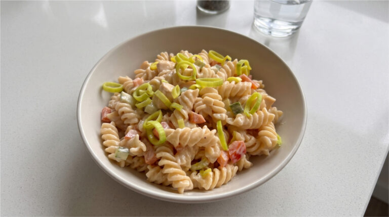 Nudelsalat mit Hähnchenfleisch: Sättigendes Mittagessen mit cremigem Dressing in 20 Minuten