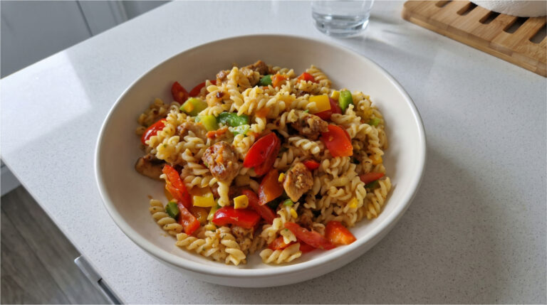 Nudelsalat mit Hähnchenfleisch und Gemüse: Sättigendes Mittagessen in 20 Minuten