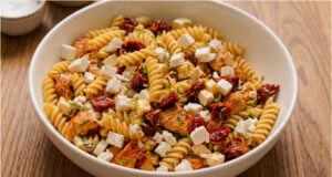 Nudelsalat mit Hähnchen: Mit getrockneten Tomaten, Mozzarella und einfachem Dressing Nudelsalat mit Hähnchen, getrockneten Tomaten und Mozzarella