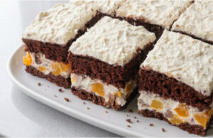 Pfirsich-Schokoladen-Torte: Luftiger Kakaobiskuit mit zarter Mascarpone-Creme Pfirsich-Schokoladen-Torte mit luftigem Kakaobiskuit und zarter Mascarpone-Creme
