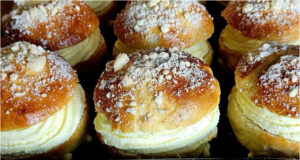 Prager Kolatschen: Flaumige Hefebrötchen mit Vanillecreme und knusprigen Streuseln Prager Kolatschen auf einem Backblech mit Streuseln