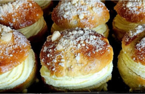 Prager Kolatschen: Flaumige Hefebrötchen mit Vanillecreme und knusprigen Streuseln Prager Kolatschen auf einem Backblech mit Streuseln