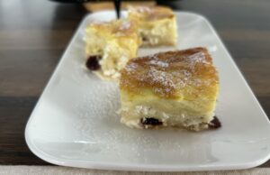 Quarkkuchen für faule Hausfrauen: Saftiger Kuchen ohne klassisches Teigkneten Saftiger Quarkkuchen mit Cranberries und Butterkruste