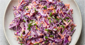 Luxuriöser Rotkohlsalat mit Karotten: Knackige Beilage mit mildem Joghurtdressing Rotkohlsalat mit Karotten und mildem Joghurtdressing