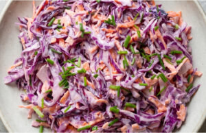 Luxuriöser Rotkohlsalat mit Karotten: Knackige Beilage mit mildem Joghurtdressing Rotkohlsalat mit Karotten und mildem Joghurtdressing