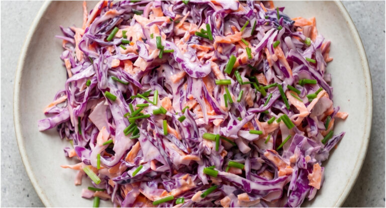 Luxuriöser Rotkohlsalat mit Karotten: Knackige Beilage mit mildem Joghurtdressing