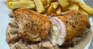 Gefüllte Hähnchenbrust mit Schinken und Brie: Saftiges Fleisch auf cremigem Champignonbett Saftige Hähnchenbrusttasche gefüllt mit Schinken und Brie auf cremigem Champignonbett mit Steak-Pommes