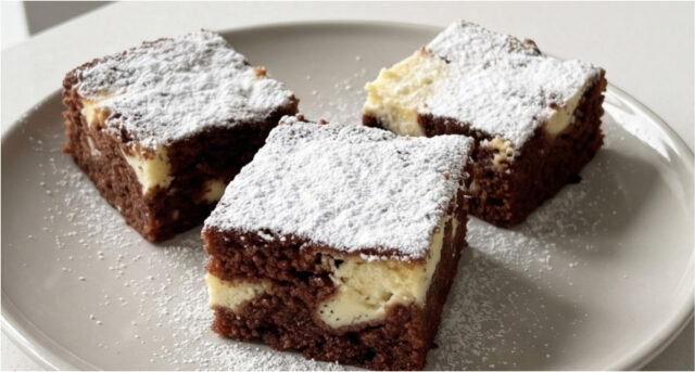 saftiger-becherkuchen-mit-quark-810 Saftiger Becherkuchen mit Quark aufgeschnitten auf einem Blech