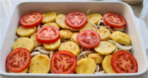 Saftiger Schweinenacken mit Kartoffeln und Champignons: Das komplette Familienessen vom Blech Saftiger Schweinenacken mit Kartoffeln und Champignons – komplettes Familienessen vom Blech