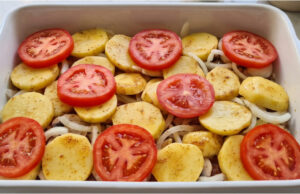 Saftiger Schweinenacken mit Kartoffeln und Champignons: Das komplette Familienessen vom Blech Saftiger Schweinenacken mit Kartoffeln und Champignons – komplettes Familienessen vom Blech