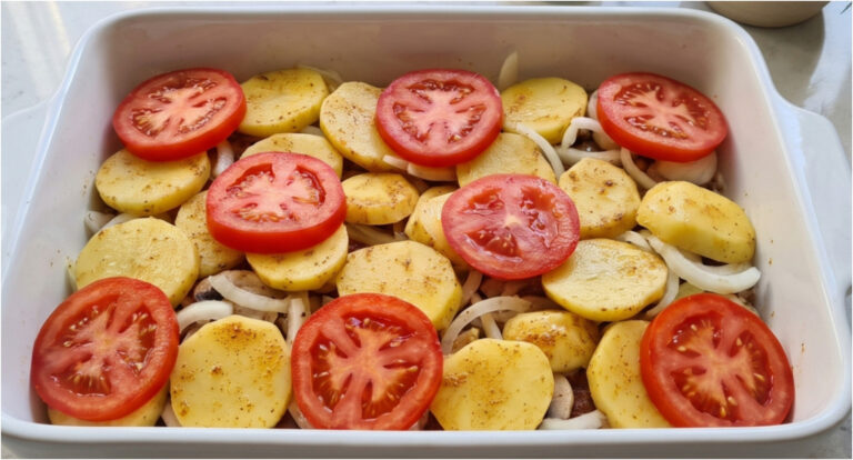 Saftiger Schweinenacken mit Kartoffeln und Champignons: Das komplette Familienessen vom Blech
