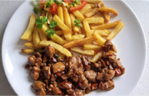 Schnelle Hähnchenschenkelstücke: Saftiges Fleisch mit Austernsauce und getrockneten Tomaten Schnelle Hähnchenschenkelstücke mit Austernsauce, getrockneten Tomaten und Pommes frites