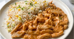 Schnelle Hähnchenstreifen mit Knoblauchsauce: Fixes Abendessen mit cremiger Sauce und Gemüsereis Schnelle Hähnchenstreifen mit Knoblauchsauce und Gemüsereis