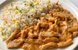 Schnelle Hähnchenstreifen mit Knoblauchsauce: Fixes Abendessen mit cremiger Sauce und Gemüsereis Schnelle Hähnchenstreifen mit Knoblauchsauce und Gemüsereis