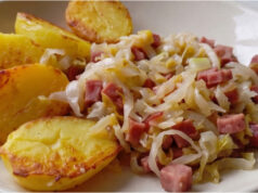 Pekingskohl mit Speck und Räucherfleisch: Schnelles Abendessen mit gebratenen Kartoffeln Schnelles Abendessen: Pekingskohl mit Speck, Räucherfleisch und gebratenen Kartoffeln