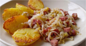 Pekingskohl mit Speck und Räucherfleisch: Schnelles Abendessen mit gebratenen Kartoffeln Schnelles Abendessen: Pekingskohl mit Speck, Räucherfleisch und gebratenen Kartoffeln