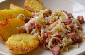 Pekingskohl mit Speck und Räucherfleisch: Schnelles Abendessen mit gebratenen Kartoffeln Schnelles Abendessen: Pekingskohl mit Speck, Räucherfleisch und gebratenen Kartoffeln