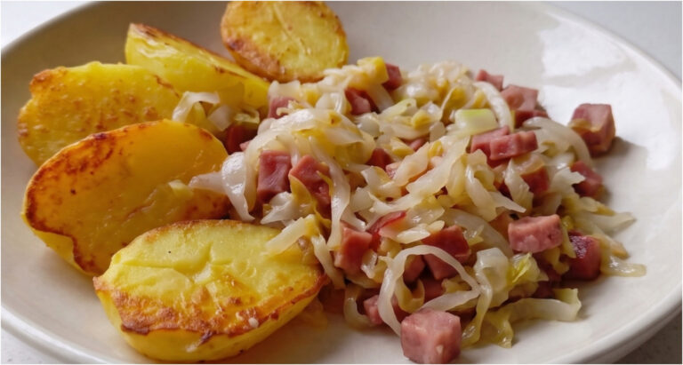 Pekingskohl mit Speck und Räucherfleisch: Schnelles Abendessen mit gebratenen Kartoffeln