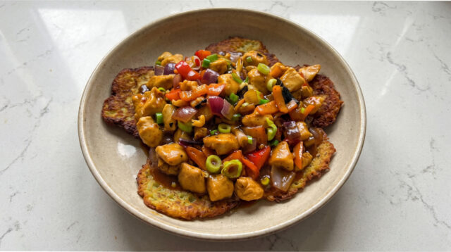 teuflische-haehnchenpfanne-kartoffelpuffer Teuflische Hähnchenpfanne mit Gemüse und Kartoffelpuffern