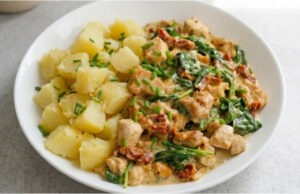 Toskanisches Hähnchen mit Spinat: Saftiges Fleisch in cremiger Sauce aus einer Pfanne Toskanisches Hähnchen mit Spinat in cremiger Sauce aus einer Pfanne