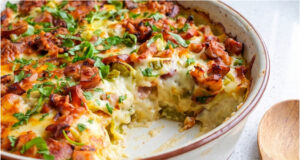 Überbackene Kartoffeln mit Wurst: Herzhaftes Abendessen oder Mittagessen mit Mozzarella und feiner Eier-Sauce Überbackene Kartoffeln mit Wurst, Mozzarella und Eier-Sauce als sättigendes Ofengericht