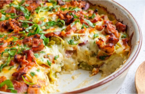 Überbackene Kartoffeln mit Wurst: Herzhaftes Abendessen oder Mittagessen mit Mozzarella und feiner Eier-Sauce Überbackene Kartoffeln mit Wurst, Mozzarella und Eier-Sauce als sättigendes Ofengericht