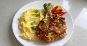 Umgedrehte Koteletts aus Schweinenacken: Zartes Fleisch überbacken mit Zwiebeln und Bacon Umgedrehte Koteletts aus Schweinenacken mit Zwiebeln und Bacon auf Brot