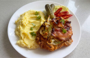 Umgedrehte Koteletts aus Schweinenacken: Zartes Fleisch überbacken mit Zwiebeln und Bacon Umgedrehte Koteletts aus Schweinenacken mit Zwiebeln und Bacon auf Brot