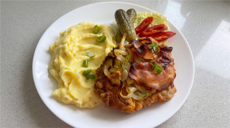 Umgedrehte Koteletts aus Schweinenacken: Zartes Fleisch überbacken mit Zwiebeln und Bacon