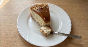 Ungebackener Karamell-Cheesecake: Cremiges Dessert mit knusprigem Boden ganz ohne Ofen Ungebackener Karamell-Cheesecake – schnell zubereitet