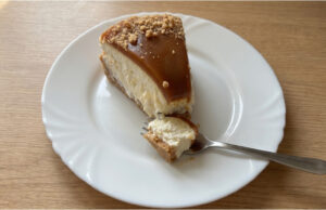 Ungebackener Karamell-Cheesecake: Cremiges Dessert mit knusprigem Boden ganz ohne Ofen Ungebackener Karamell-Cheesecake – schnell zubereitet