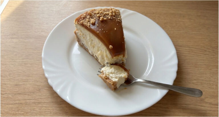 Ungebackener Karamell-Cheesecake: Cremiges Dessert mit knusprigem Boden ganz ohne Ofen